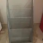 حامل للكتيبات الصغيرة أو المجلات.