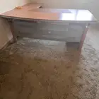 طاولة مكتب وعليها شعار ابل