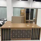 طاولة مكتب بلمسة فنية بأحجام مختلفة