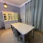 طاولة 8 كراسي و درج