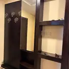 دولاب مدخل يتركب على الجدار مع كرسي