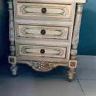 طاولة بأدراج كومودينة