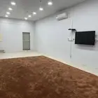 مكاتب وشاشه وفرش