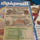 ثلاثه عملات وثلاثه مجلات وثلاثه أسطوانات ديكور لها قددييمه