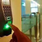 اكسس كنترول للتحكم في فتح وغلق الأبواب بصمة