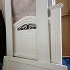 سرير ابيض مع الرتبه