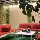 كراسي حديد اللون أبيض
