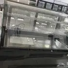 يوجد لدينا ثلاجة عرض حلويات فوق طاوله جميع مقاسات جديد