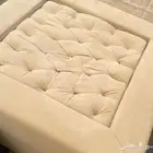 كنب حرف L مع سجاد. وطاولات