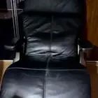 كنبه جلديه ع شكل كرسي رجولها و ظهرها يتحرك بازرار تحكم