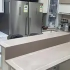 للبيع جزيره رخام مع اربعه دواليب وثلاثه كراسي نضيف