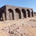 معلم حجر صغير وكبير بالمعدات