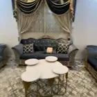 مجلس نساء ورجال كلاسيكي مع الستاير والطاولات ومساند مشب