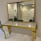 مدخل وطاولة طعام