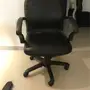 كرسي مكتب ومكنسة كهربائية